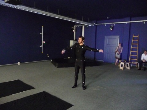 Zw&ouml;lf Kameras erfassen die Bewegungen des T&auml;nzers.