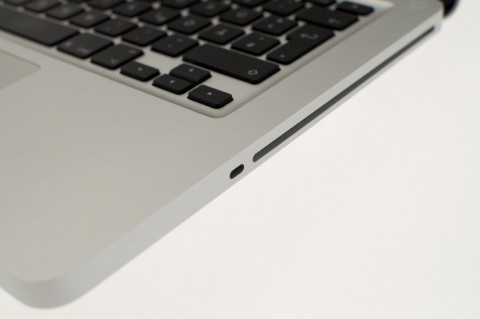 Der Kensington-Slot ist nach rechts gewandert und blockiert das optische Laufwerk.