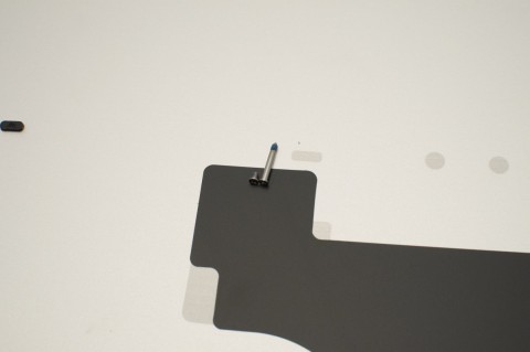 Gro&szlig;e und kleine Schrauben. Insgesamt halten zehn St&uuml;ck die untere Schale.