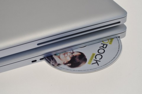 Oben: Macbook. Unten: Macbook Pro mit dem Kensington-Anschluss