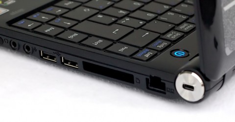 Selten: Slot f&uuml;r ExpressCards, daneben USB-Port