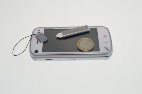Nokia N97 - der dazugeh&ouml;rige Stylus erleichtert die Nutzung des ber&uuml;hrungsempfindlichen Displays.