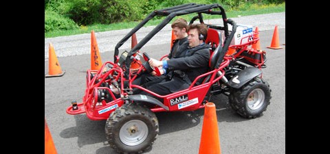NFB-Mitglied Majerus testet das Auto. (Foto: Virginia Tech)