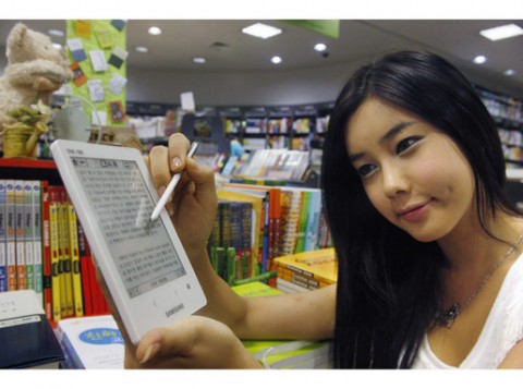 Das Ger&auml;t ist kleiner und einfacher als die Konkurrenten, verf&uuml;gt aber &uuml;ber einen Touchscreen. (Foto: Samsung)