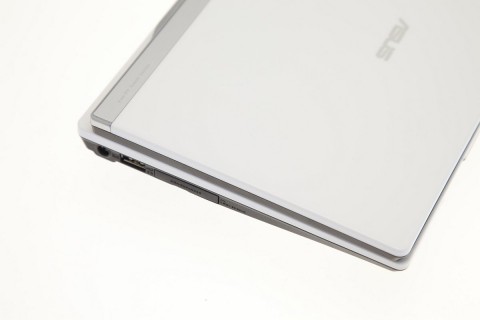 An der linken Seite ist ein Kartenslot hinter einer Gummiabdeckung versteckt ...