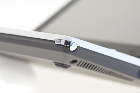 Der Stift wird vorne rechts versenkt.