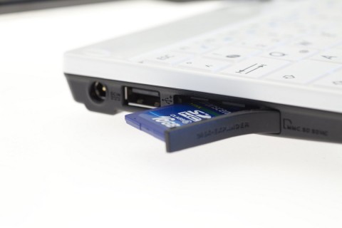 Hinter dieser Gummiklappe wird die beiliegende 16 GByte gro&szlig;e SDHC-Karte versteckt.