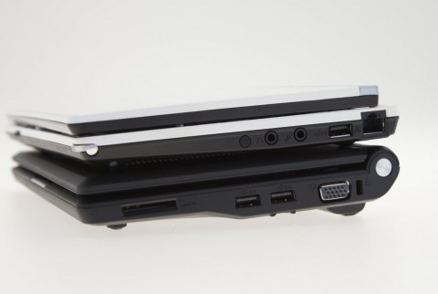 Generationenvergleich. Der erste Eee PC (unten) hatte noch einen austauschbaren Akku.