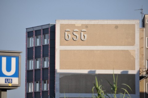 ... liegt verkehrsg&uuml;nstig direkt an einem U-Bahnhof.