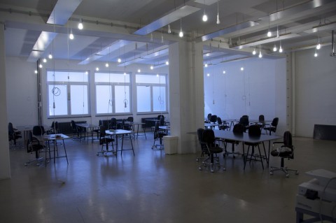 Noch im Aufbau: Im Erdgeschoss ist der mittlerweile ge&ouml;ffnete Platz f&uuml;r flexible Schreibtische.