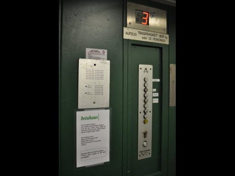 Der Fahrstuhl f&uuml;hrt in den dritten Stock.