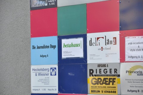 Alles Beta: das Schild in einer Klarsichth&uuml;lle