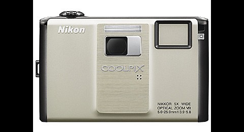 Nikon Coolpix S1000pj mit integriertem Projektor