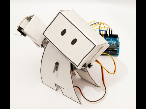 Gute Laune: der Guardian Robot in Jubelpose mit erhobener Hand (Foto: Ken Lim)