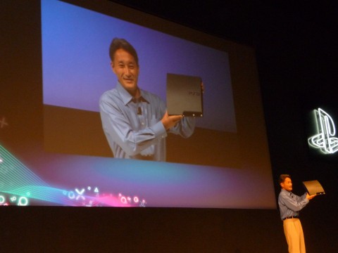 SCE-Chef Kazuo Hirai stellt die PS3 Slim vor.
