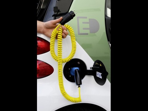 Zum Laden reicht die herk&ouml;mmliche Haushaltssteckdose. (Foto: Daimler)