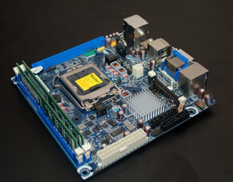 Mini-ITX-Board für Clarkdale, hinten in Blau der PCIe-x16-Slot