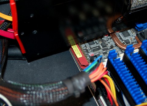 Auf ATX-Boards steht die 5970 6,5 Zentimeter &uuml;ber