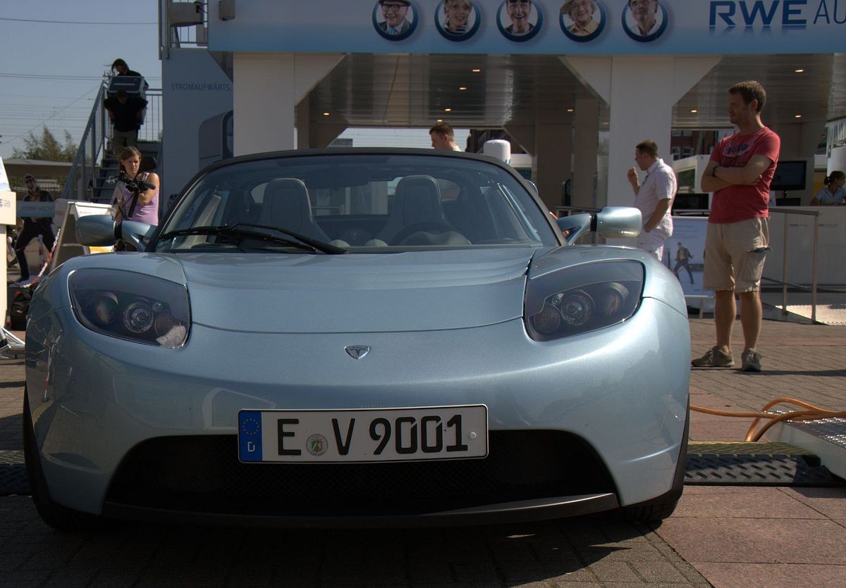 RWE-Roadshow zum Thema Elektromobilität mit Blickfang Tesla Roadster (Foto: wp)