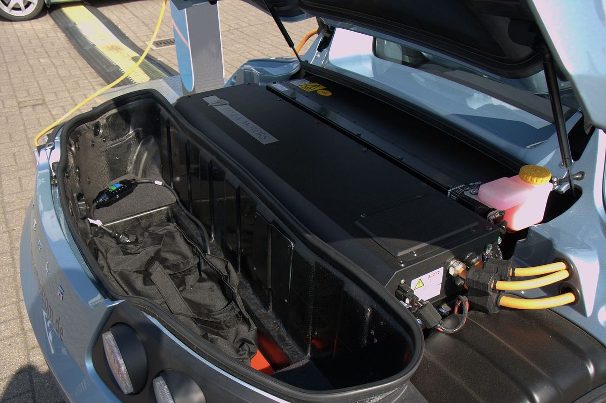 Blick unter die Haube des Tesla Roadster: Der schwarze Kasten ist der Motor. Daneben ist wenig Platz für Gepäck. (Foto: wp)