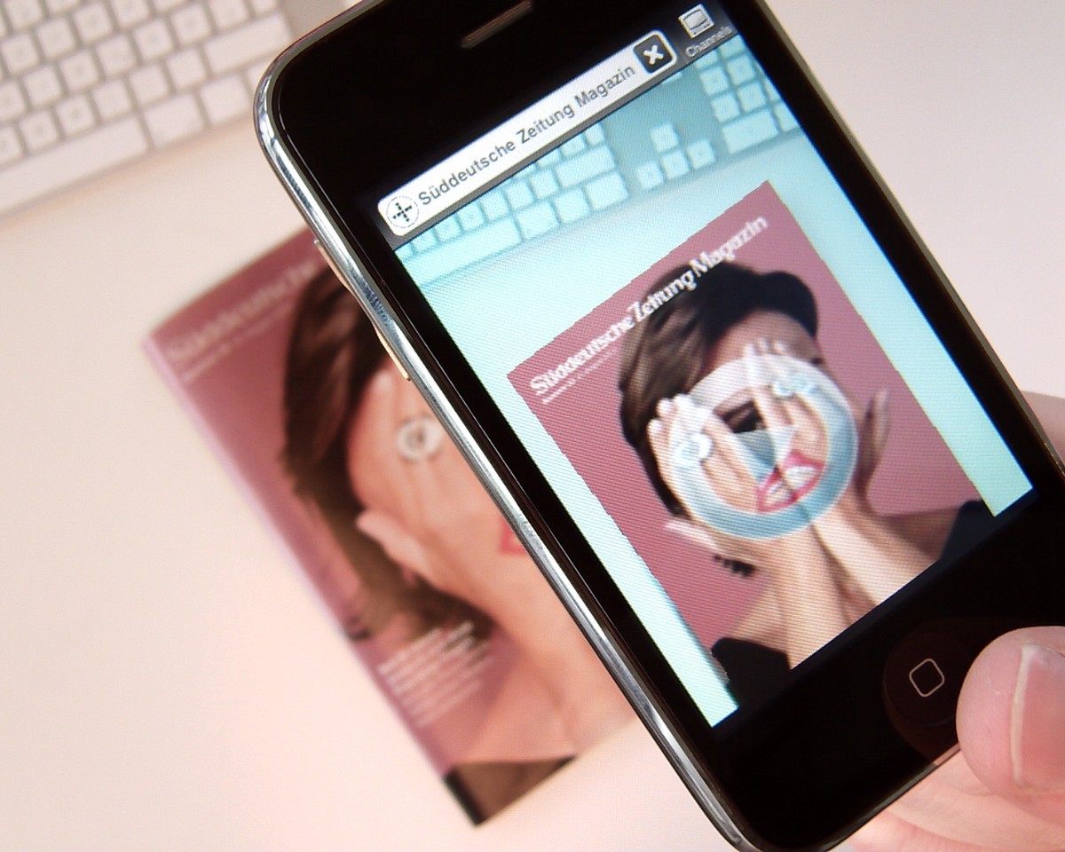 Richtet der Nutzer sein Smartphone auf das Heft, nimmt Sandra Maischberger die Hände vom Gesicht (Foto: Metaio)