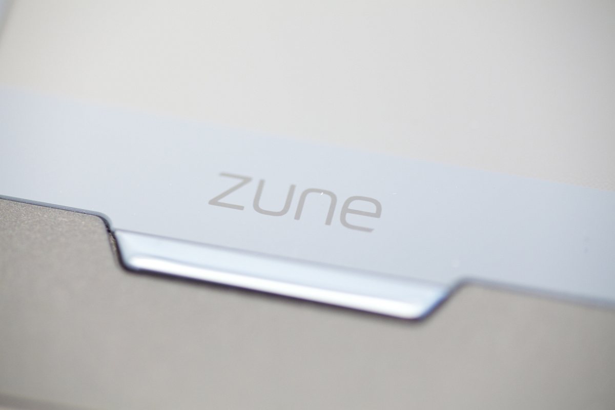 Das Design ist schlicht: Ein Zune-Schriftzug vorne, ...