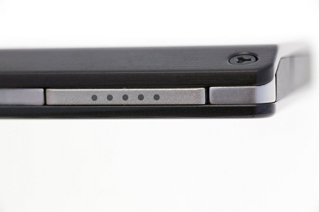 Die Taste für die Media Controls. Nach einem Druck tauchen die Touchscreenkontrollen auf.