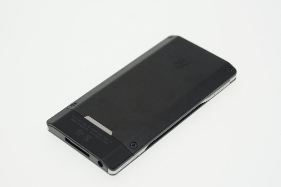 Den Zune HD gibt es auch mit silbernem Rücken und 32 GByte Flashspeicher.