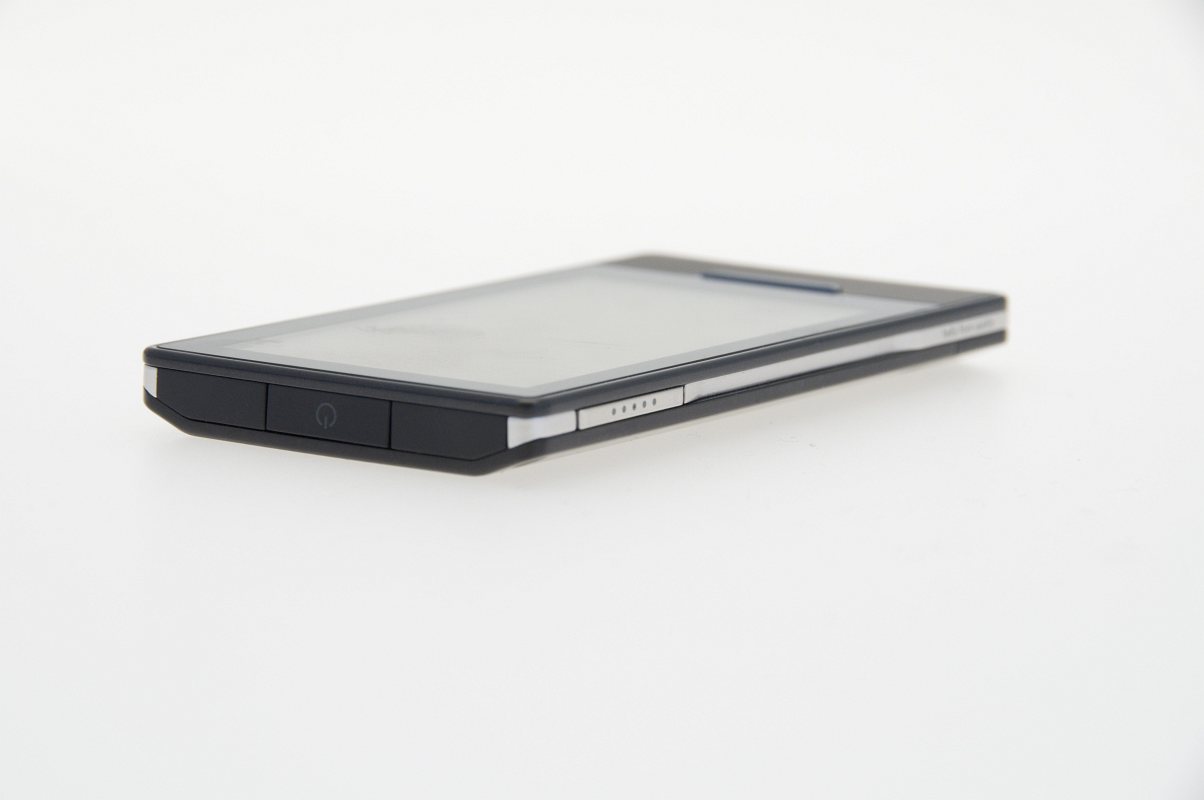 Die Tasten sind gut versenkt. Versehentlich drückt der Anwender sie unterwegs nicht.