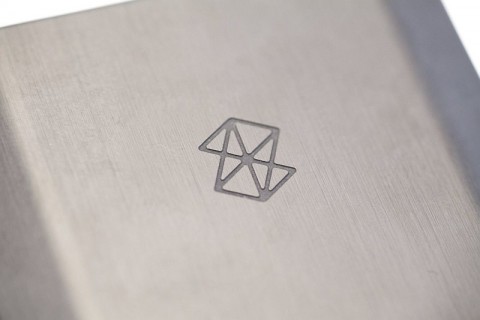 ... das Zune-Logo auf der Alu-R&uuml;ckseite. Solange der Bildschirm aus ist, ist das Ger&auml;t nur f&uuml;r Kenner auff&auml;llig.