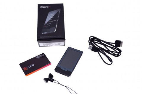 Packung, Zune-Prepaid-Karte, der Zune HD selbst, das Synchronisationskabel und die Kopfh&ouml;rer, die mit Magneten zusammengehalten werden