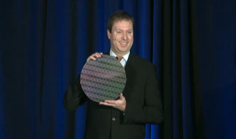 Kirk Skaugen mit Tukwila-Wafer