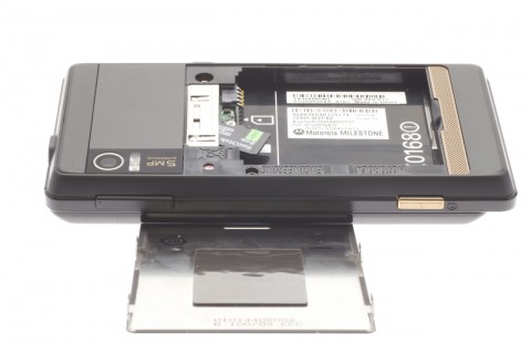 Akku muss zur Entnahme der Speicherkarte entfernt werden