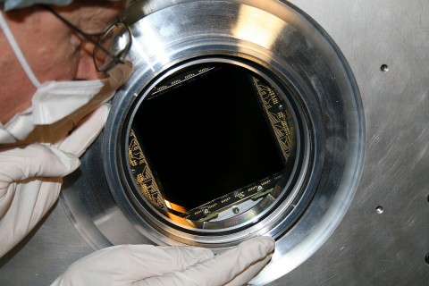 Einer der beiden CCD-Chips während eines Labortests (Foto: Emil Popow, AIP)