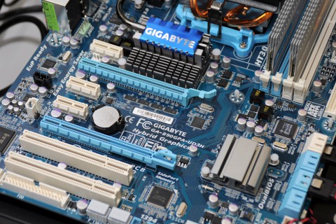 Gigabytes 890GX-Mainboard als Testplattform