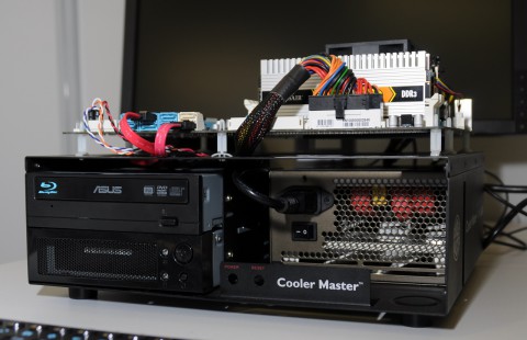 Die 'Testbench' kommt von Cooler Master.