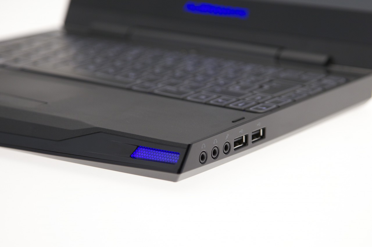 Rechts gibt es zwei Kopfhörerausgänge, einen Mikrofoneingang und zwei USB-Buchsen. Hinter dem leuchtenden blauen Teil vorn versteckt sich einer der zwei Lautsprecher, die allerdings nach unten hin abstrahlen.