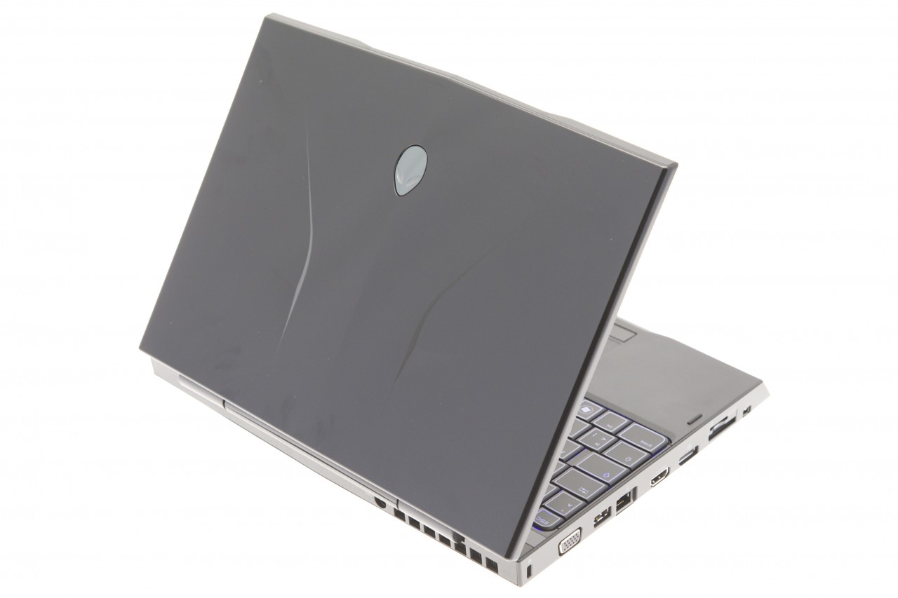 Die Abluft wird nach hinten  ausgestoßen und stört weder Rechts- noch Linkshänder.