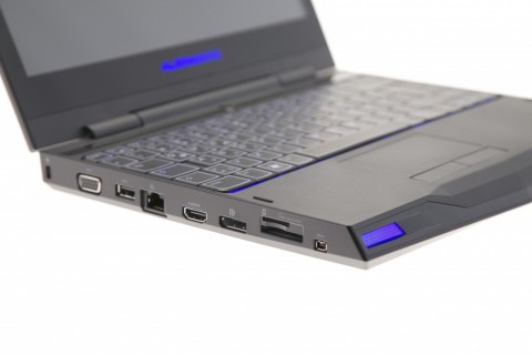 Die linke Seite ist gut best&uuml;ckt. Von links nach rechts: VGA, USB, LAN, HDMI, Displayport, SIM-Karten- und SD-Kartenschacht und Firewire 400.