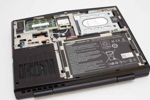 Das Innenleben des M11x: Rechts gut zu sehen ist der gro&szlig;e Lithium-Ionen-Akku mit 63 Wattstunden.