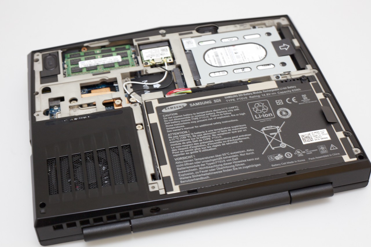 Das Innenleben des M11x: Rechts gut zu sehen ist der große Lithium-Ionen-Akku mit 63 Wattstunden.