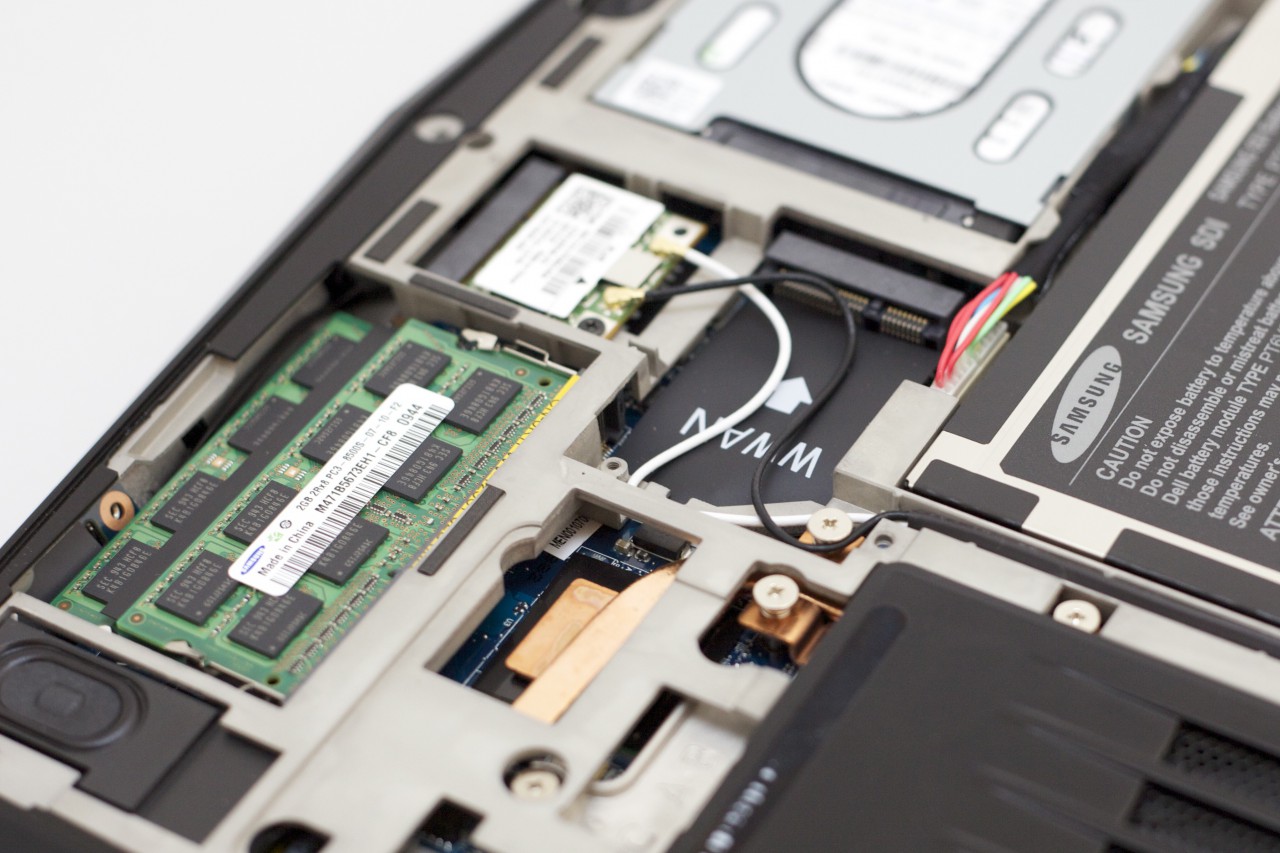 Da gehört eigentlich die WWAN-Karte hinein. Antennen gibt es aber nicht, dementsprechend lässt sich ein Modem nicht nachrüsten. Wer eins haben möchte, muss warten, bis Dell es anbietet.