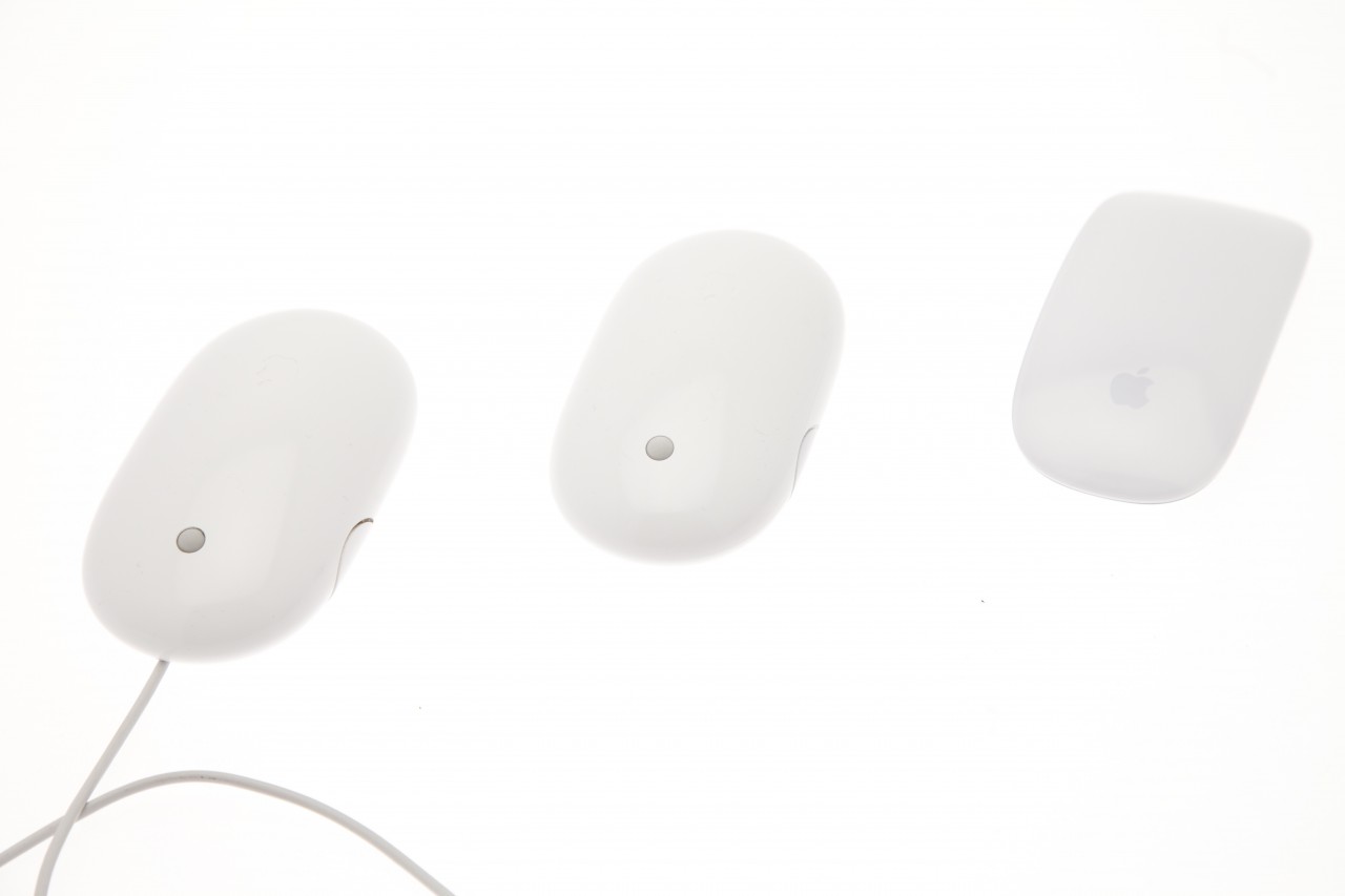 Ganz links die Mighty Mouse, in der Mitte die drahtlose Version und rechts die Magic Mouse.