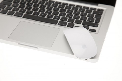Zwei Multitouch-Eingabeger&auml;te von Apple: das Glastrackpad aktueller Macbooks und die Magic Mouse.