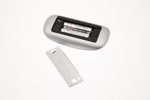 Die neue Magic Mouse braucht zwei AA-Batterien.