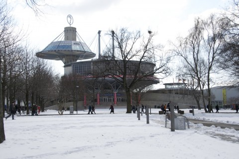 Das Convention Center des Messegel&auml;ndes. Drumherum waren alle wichtigen Hallen gef&uuml;llt. Weit entfernte Hallen blieben leer.
