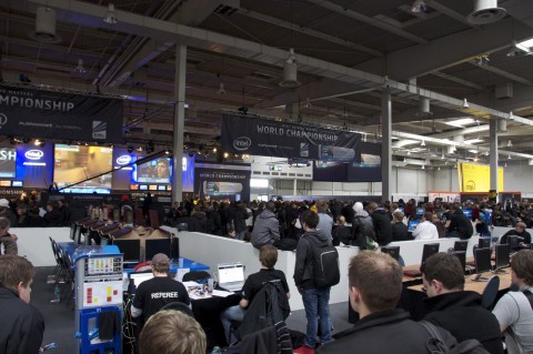 Halle 23: Hier fanden sich vor allem Spieler ein. Sogar eine Alterskontrolle fand an den Halleneing&auml;ngen statt.