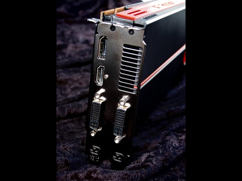 Die 5870 hat nur einen kleinen Luftauslass an der Slotblende