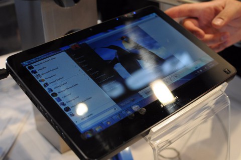 Spiegelt stark: Insbesondere unter der hellen Messebeleuchtung zeigte das Tablet seine Schw&auml;chen...