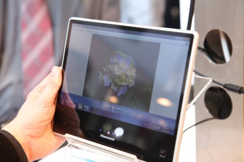 Auch das Atom-Tablet spiegelt stark...